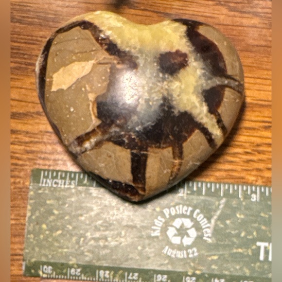 Beautiful Septarian heart shaped palm stone #2 - Picture 2 of 16